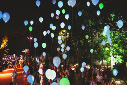 Lâcher de ballons à LED à un mariage